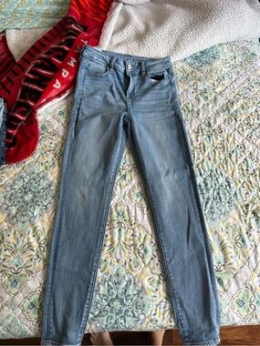 American Eagle Outfitters Light Blue Skinny Jeans